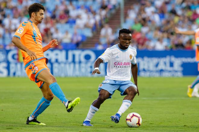 Igbekeme conduce el balón en el primer partido (Foto: Daniel Marzo).