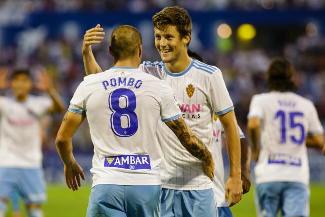 Marc Gual felicita a Pombo tras su gol al Rayo Majadahonda (Foto: Dani Marzo).