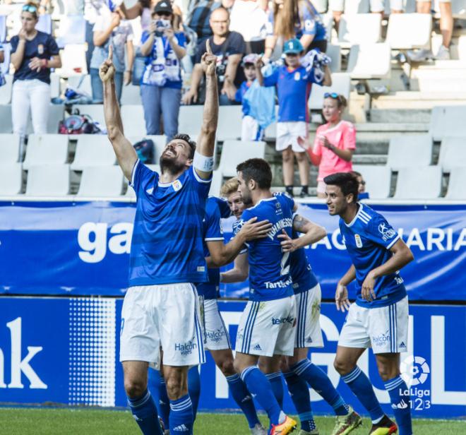 Toché celebra un gol en el Carlos Tartiere con la camiseta del Real Oviedo (Foto: LaLiga).