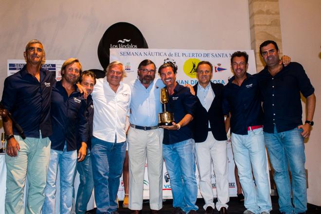 La tripulación del 'Brujo', con su segundo catavino de oro consecutivo en la Semana Náutica (Foto: Jaime de Pablos).