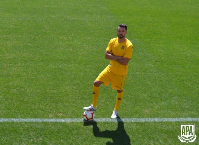 Héctor Rodas posa con sus nuevos colores. (Foto: AD Alcorcón)