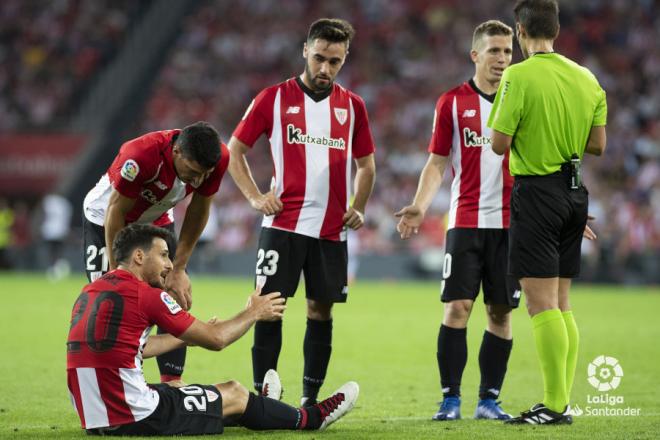 Aduriz se duele durante el partido ante el Leganés (Foto: LaLiga).