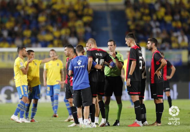 Mikel se tuvo que retirar por un fuerte golpe (Foto: LaLiga Santander).