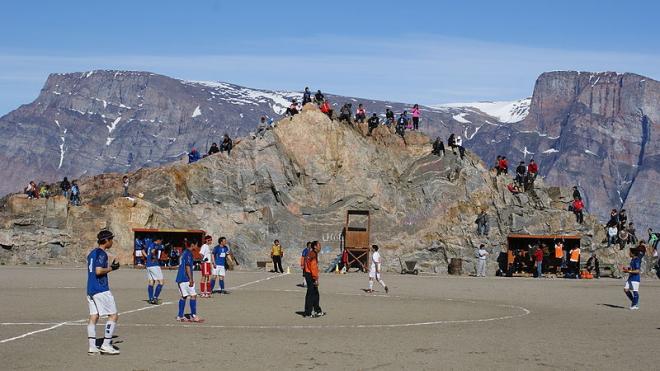 Partido de la selección nacional de Groenlandia en tierra.
