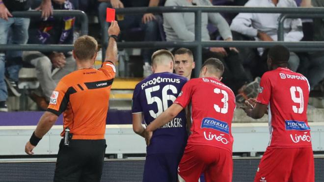 Vranjes ve la cartulina roja en el encuentro liguero del Anderlecht.