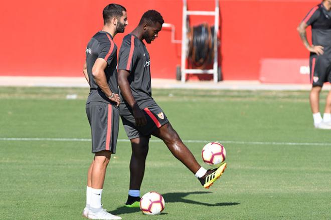 Amadou y Gonalons en el entrenamiento del Sevilla. (Foto: Kiko Hurtado).