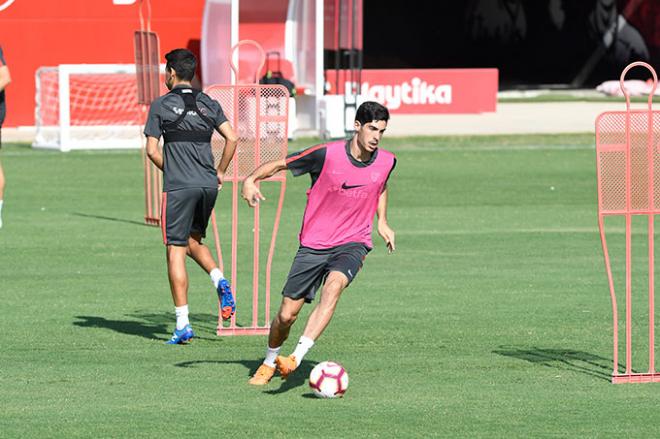 Carlos Fernández en un entrenamiento con el Sevilla FC. (Foto: Kiko Hurtado).
