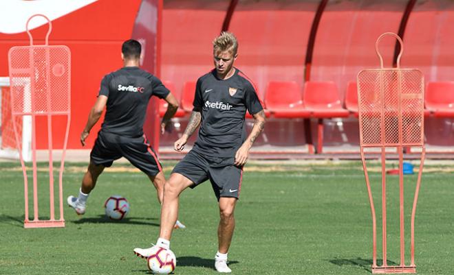 Kjaer, en un entrenamiento con el Sevilla. (Foto: Kiko Hurtado).