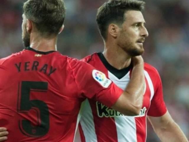 Yeray consuela a Aduriz este lunes en San Mamés tras lesionarse