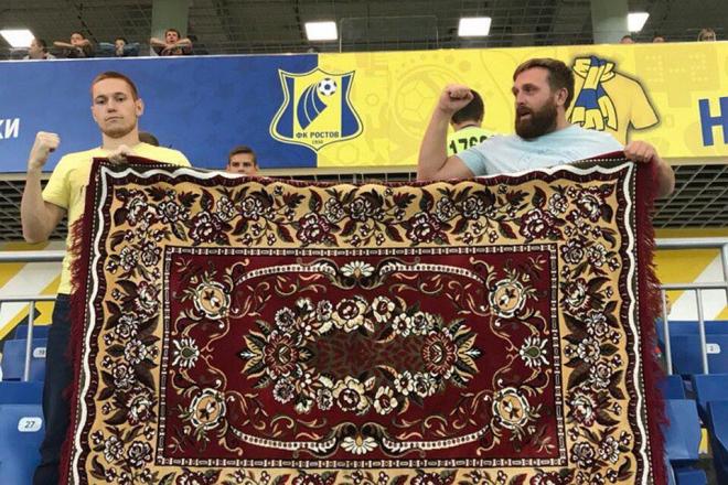 Aficionados del Rostov con la alfombra.