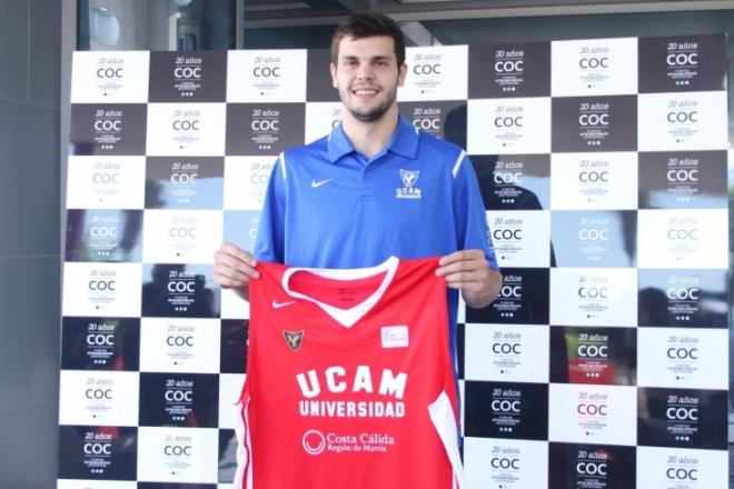 Dejan Todorovic en su presentación como jugador del UCAM Murcia (Foto: UCAM Murcia).