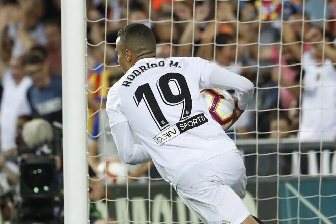 Rodrigo celebra un gol en Mestalla. (Foto: David González)