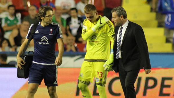 Rubén se retira lesionado ante el Levante (Foto: EFE).