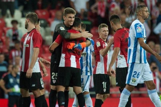 Unai Simón felicitado tras su debut en San Mamés con el Athletic