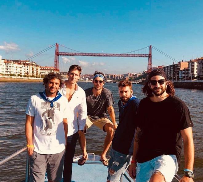 Con el puente Colgante al fondo, Raúl López, junto a Sergio Sánchez, el humorista Dani Martínez. Rubio con visera y gafas de sol. ( Foto: Instagram)