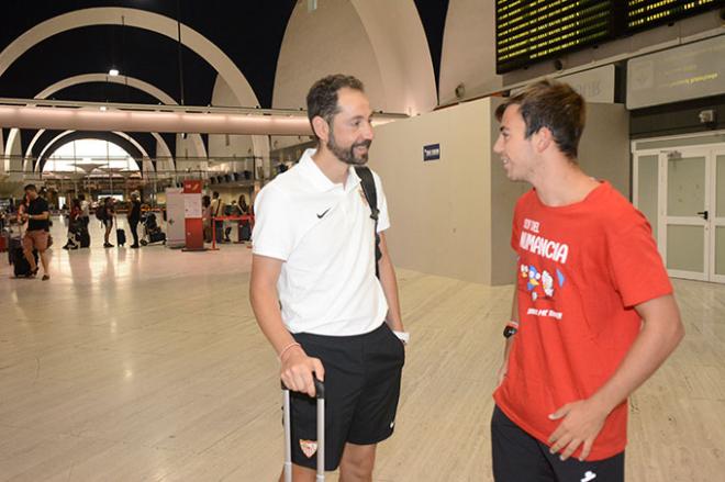Pablo Machín, con un aficionado del Numancia, en el aeropuerto de Sevilla (Foto: Kiko Hurtado).