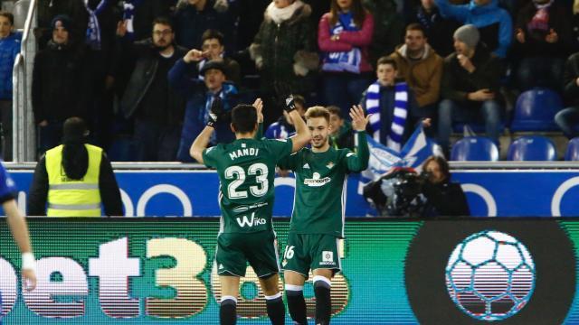 Loren celebra con Mandi un gol ante el Alavés.
