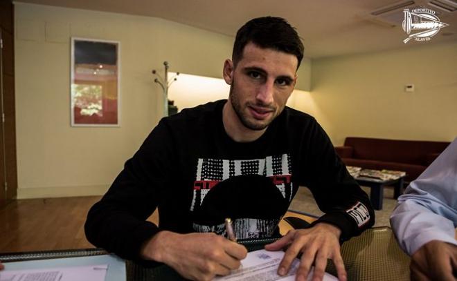 Jonathan Calleri en la firma del contrato con el Alavés (foto: Deportivo Alavés).