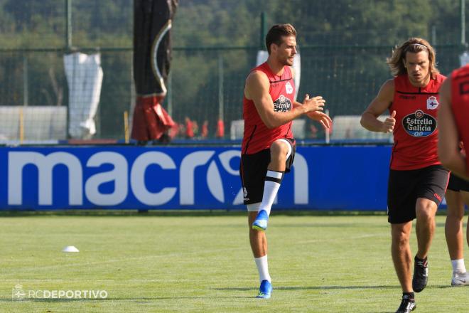 Christian Santos se ejercita en Abegondo con el resto de jugadores del Deportivo (Foto: RCD).