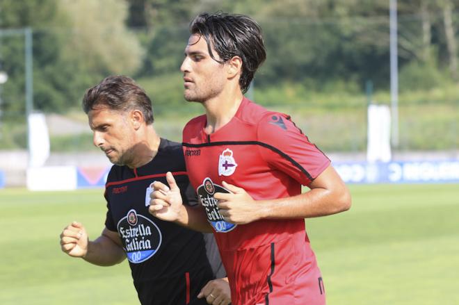 Michele Somma se entrena sobre el césped de 'El Mundo del Fútbol' de Abegondo.