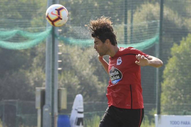 Michele Somma remata de cabeza en 'El Mundo del Fútbol' de Abegondo (Foto: RCD).