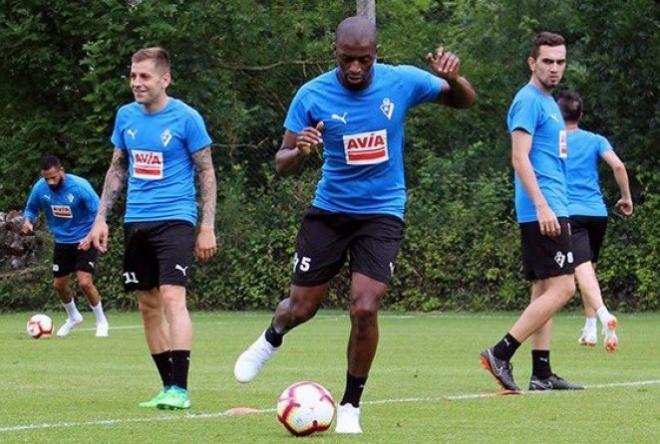 Pape Diop entrenando en Atxabalpe con los armeros (Foto: SD Eibar)