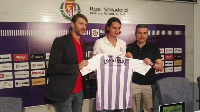 Enes Ünal, junto a Gómez y Suárez, en su presentación como nuevo jugador del Real Valladolid.