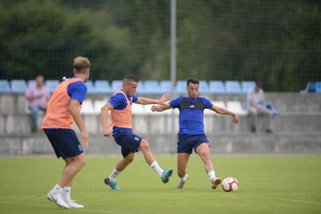 Tejera y Christian Fernández pugnan por un balón durante el entrenamiento en El Requexón (Foto: Real Oviedo).