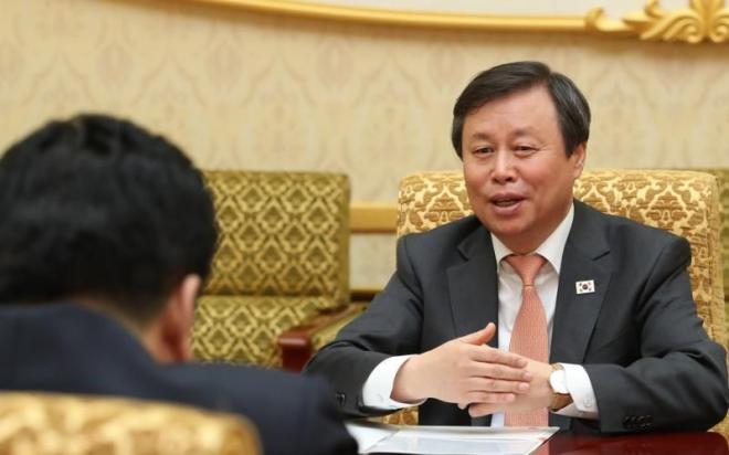 Do Jong-whan ,ministro de Cultura y Deporte surcoreano en una reunion con Kim II- guk