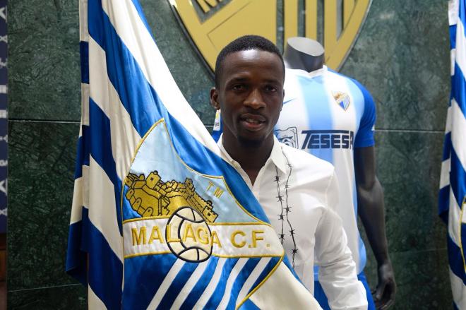 Koné, con la bandera del Málaga.