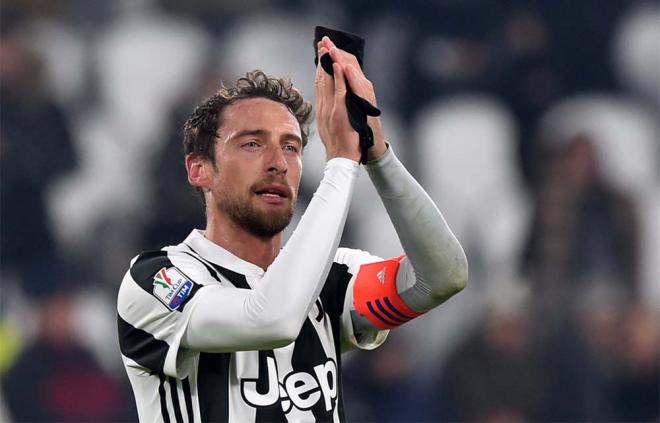 Marchisio aplaudiendo a su afición.