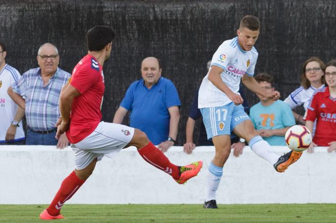 Carlos Nieto golpea el balón en el amistoso del Real Zaragoza contra el Calamoche (Foto: Dani Marzo).