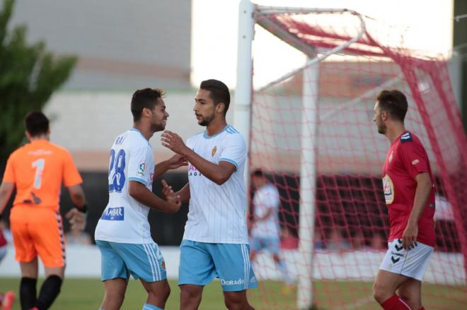 Raí y Medina celebran un gol en el amistoso del Real Zaragoza contra el Calamocha en Jumaya (Foto: Dani Marzo).