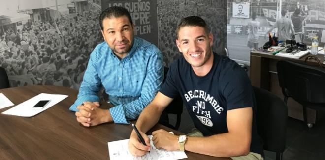 Manu Vallejo junto a Juan Carlos Cordero firmando su nuevo contrato con el Cádiz (Foto: CCF).