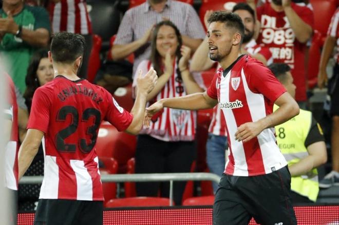 Unai López felicita por su gol a Peru Nolaskoain en San Mamés