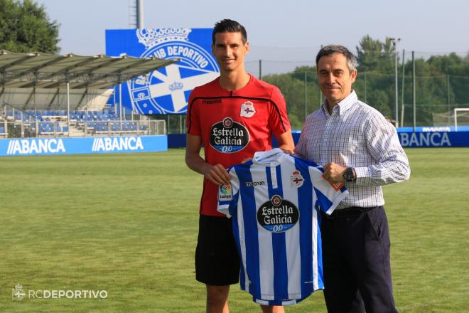 Vicente Gómez posa con Carmelo del Pozo en su presentación como jugador del Deportivo (Foto: RCD).