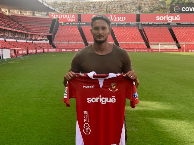 Cadamuro posando con la camiseta del Nástic. (Foto: Nástic de Tarragona).