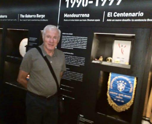 Luis Fernández posa sonriente en el interior del Museo del Athletic Club que ha visitado durante Aste Nagusia (Foto: Athletic Club).