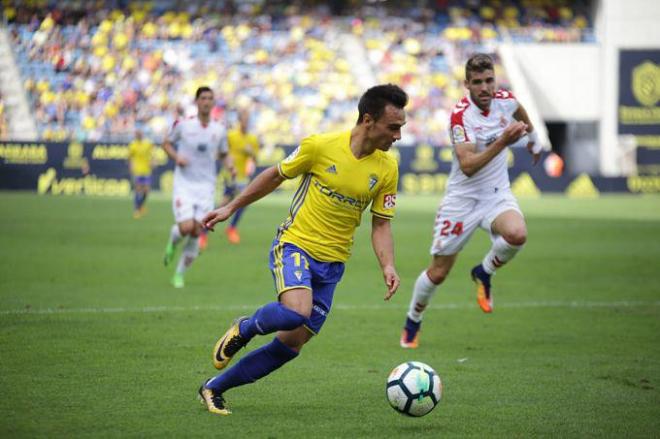 Álvaro conduce el esférico en banda (Foto: Cristo García).