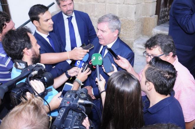 Declaraciones de Manuel Vizcaíno tras la ofrenda floral del Cádiz (Foto: CCF).