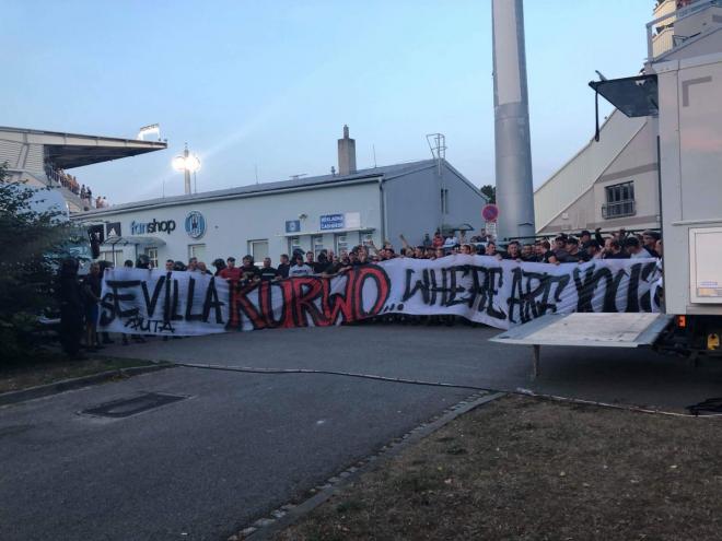 Pancarta de los ultras polacos en Olomouc. (Foto: @fhutnm).
