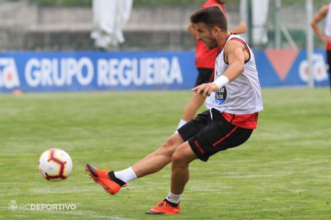 Gerard Valentín dispara a portería en un entrenamiento del Deportivo celebrado en 'El Mundo del Fútbol' de Abegondo (Foto: RCD).