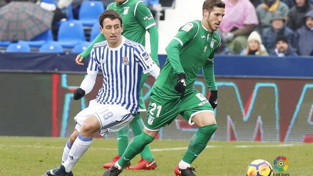 Oyarzabal tratando de robar un balón en el último Leganés - Real Sociedad. (Foto: LaLiga).