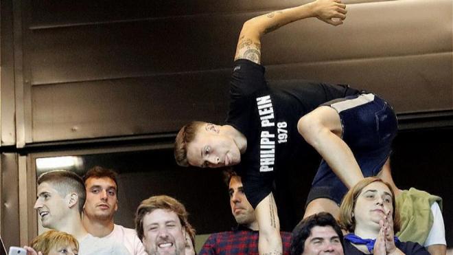 Alex Remiro salta para acceder al palco de jugadores en el partido frente al Leganés (Foto: EFE).
