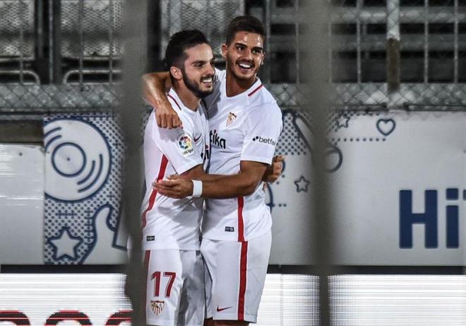 Sarabia y André Silva celebran el gol del Sevilla ante el Sigma Olomuc en la Europa League.