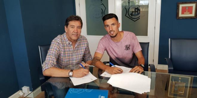 Alberto Quiles firma su contrato con el Recreativo. Foto: @recreoficial