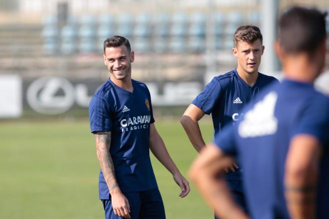 Álvaro Vázquez y Marc Gual, en un entrenamiento del Real Zaragoza (Foto: Dani Marzo).