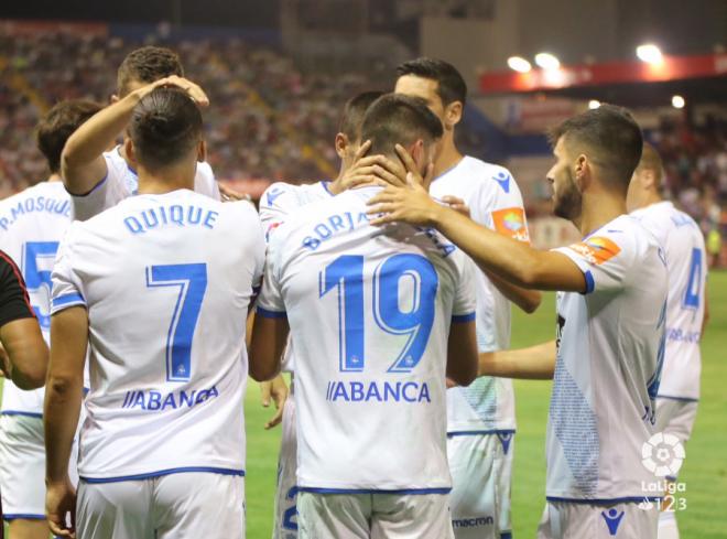 Los jugadores del Deportivo celebran el gol de Quique González al Extremadura (Foto: LaLiga Santander).