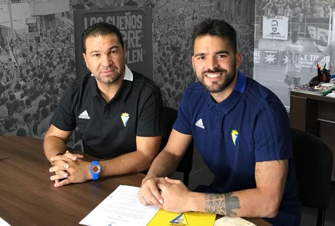 David Gil firma su nuevo contrato con el Cádiz junto a Juan Carlos Cordero (Foto: CCF).