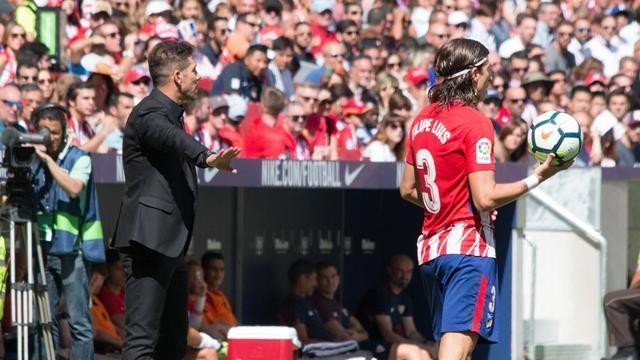 Filipe Luis recibe instrucciones de Simeone.